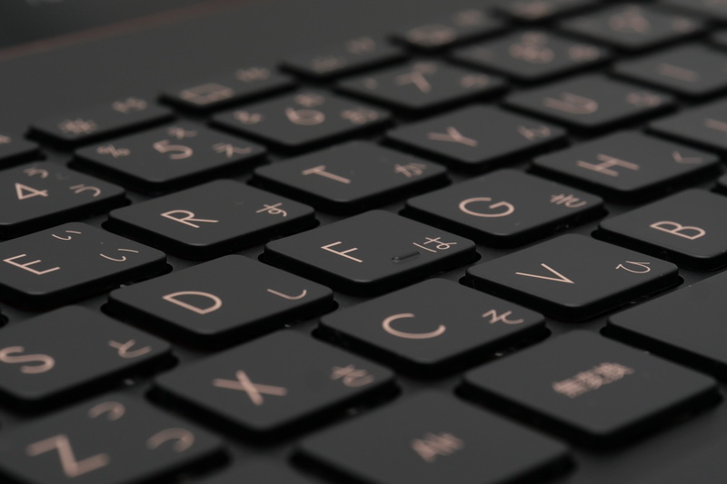 ストロークは約1.35mmと、薄型モバイルノートPCとしてはまずまずの深さ。タッチも適度な硬さで、打鍵感も良好だ