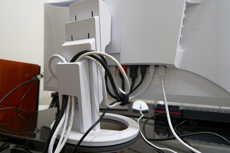 スタンド背面側にはケーブルホルダーがあり、きれいにまとめられる