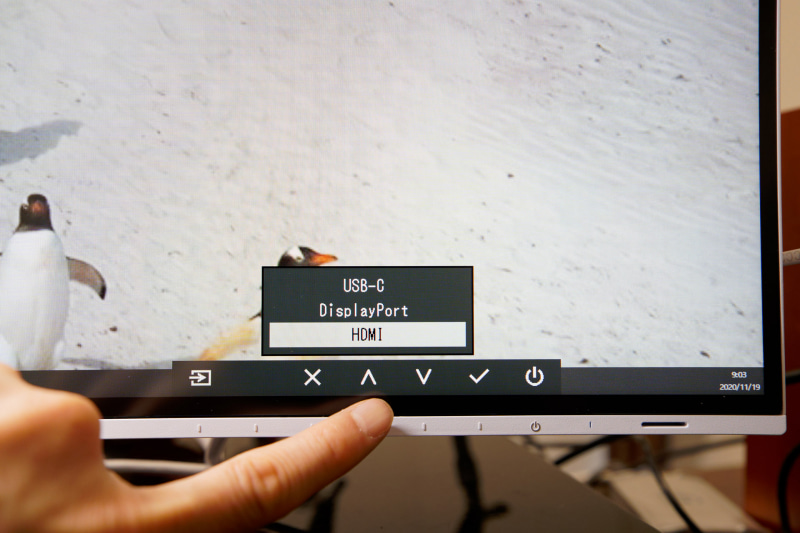 下部のベゼル部分にタッチ式のボタンが設けられており、軽く触れるだけで各種設定や入力切り替えができる