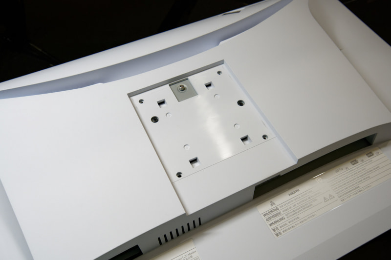 スタンドを外すとネジ穴が現れる。ここにVESA準拠のディスプレイアームをネジ留め可能