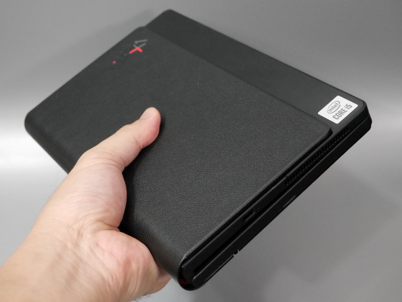 二つ折りにした状態。手帳やハードカバー本のようなルックスだ