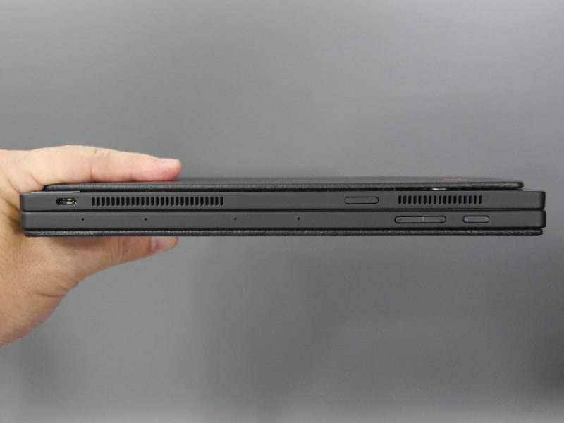 正面。USB Type-Cポート、SIMスロット、音量ボタン、電源ボタンが集まっている