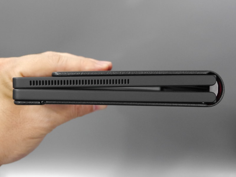 右側面には排気口以外に何もない。なお付属のキーボードを挟むと、ヒンジ部の隙間を埋めることができる