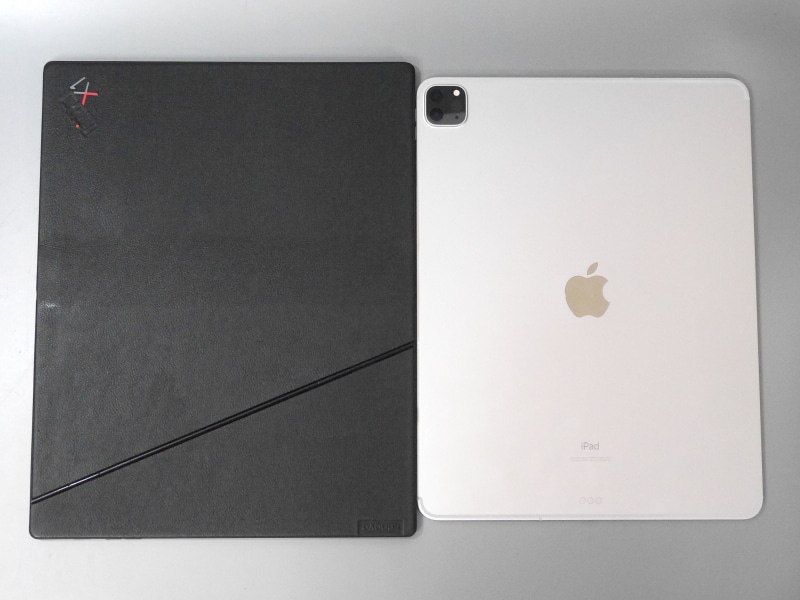 背面の比較。本製品は本革カバーおよびキックスタンドが一体化している。なお背面カメラはない