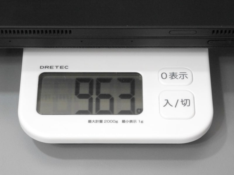 重量は実測963g。両手で長時間浮かせて持つにはやや酷な重量だ。ちなみに12.9インチiPad Proは641gと、およそ2/3