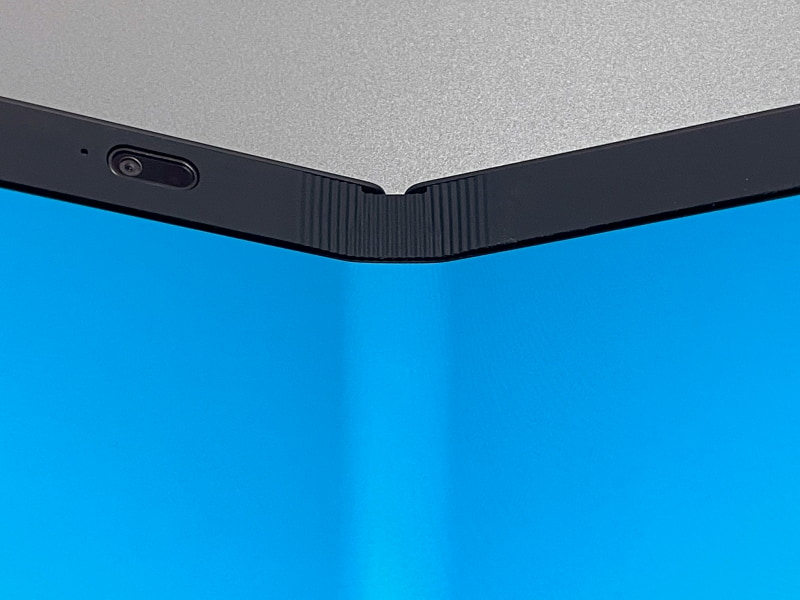 ヒンジ部のアップ。V字のように鋭角に曲がるのではなく、1cmほどの幅があるのが分かる