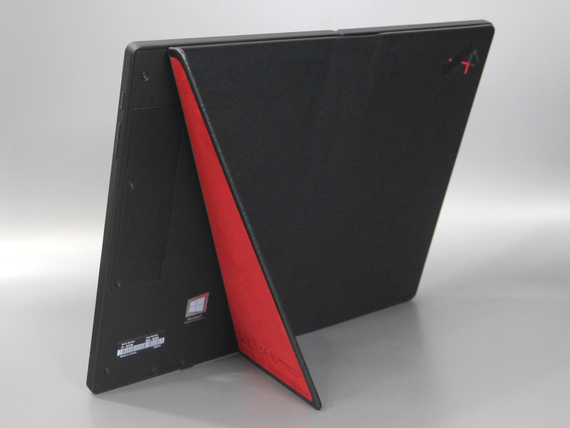 背面のキックスタンドを使い、本体を立てて読むことができる。ちなみに縦向きには対応しない