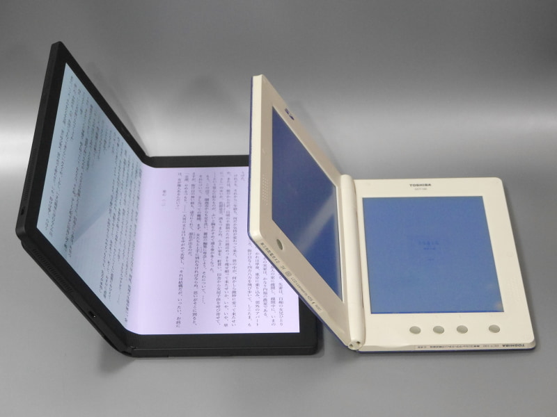 もっとも7.2型×2のスクリーン、グレースケール16階調ということで、本製品との違いは一目瞭然