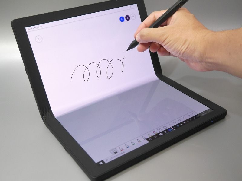 キーボードのほかアクティブペンも標準で付属する。オールインワンのパッケージなのは魅力だ