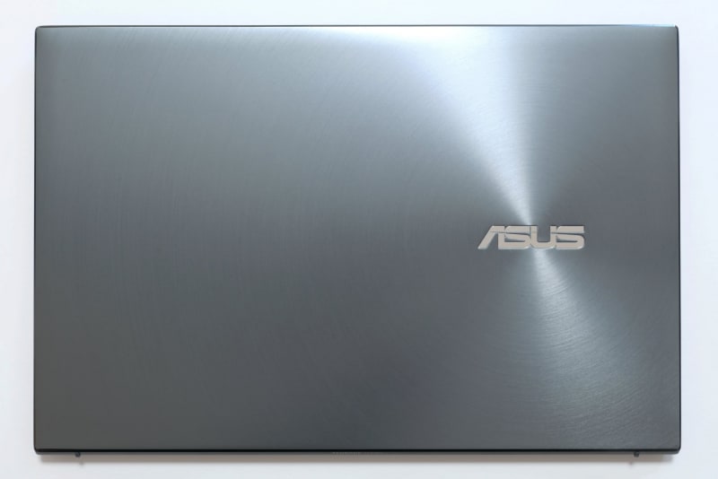 本体天面。ASUS製品でおなじみのロゴを中心としたスピンメタル仕上げだ