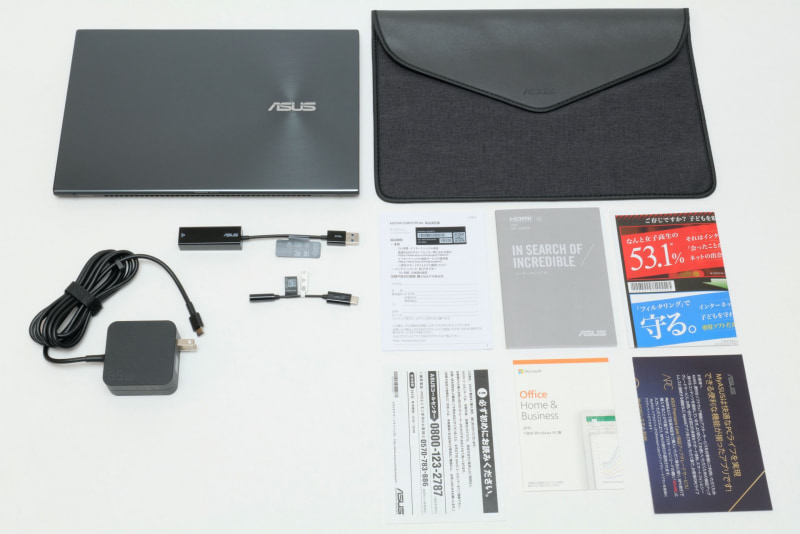 本体以外に、専用スリーブ、ACアダプタ、USBイーサネットアダプタ、USB Type-Cオーディオジャックアダプタ、説明書類(製品マニュアル、製品保証書など)が同梱