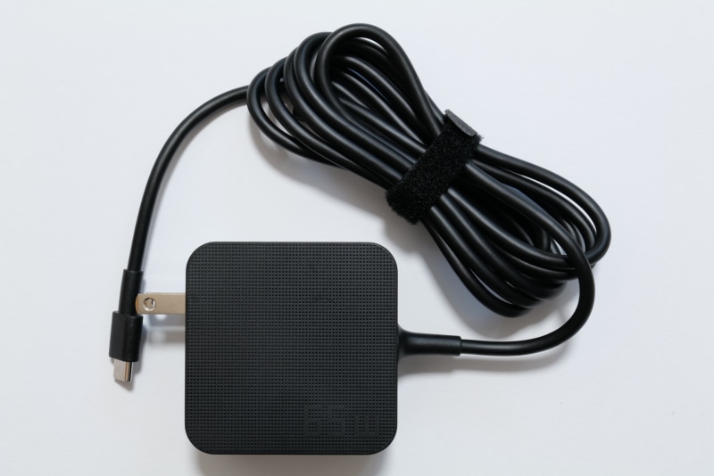 ACアダプタ。ケーブルの長さは実測2m