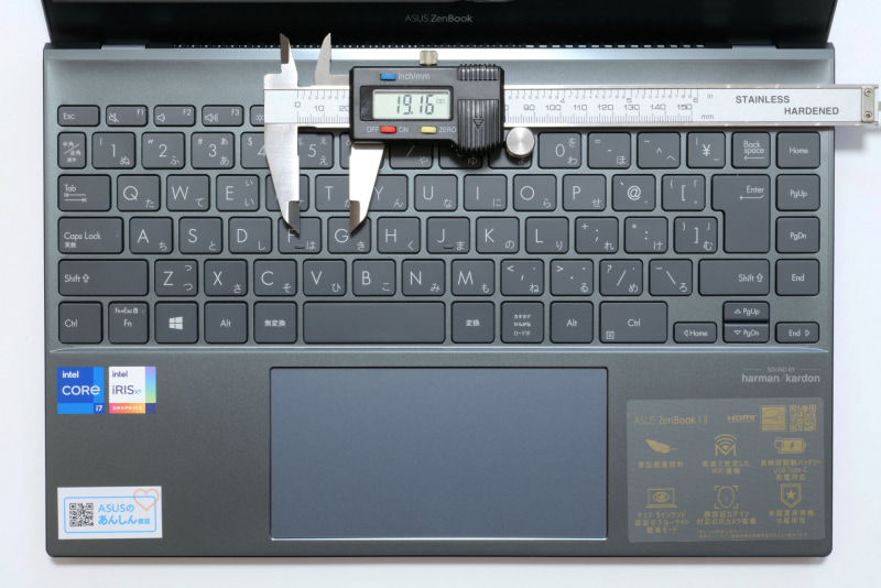 横のキーピッチは実測19mm前後