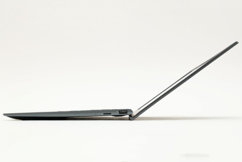 ディスプレイを150度開くと「エルゴリフトヒンジ」により、キーボード面に3度の傾斜がつき、タイピングポジションの改善、冷却性能の効率化、オーディオ性能の向上などの効果を得られる