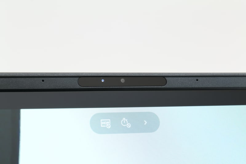 ディスプレイ上部に92万画素Webカメラ、Windows Hello対応顔認証カメラ(赤外線カメラ)、アレイマイクが内蔵