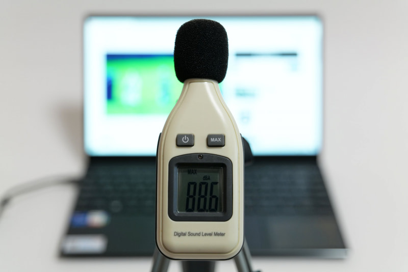 YouTubeで公開されている「前前前世(movie ver.) RADWIMPS MV」を最大ボリュームで再生したさいの音圧レベルは最大88.6dB(「DTS Audio Processing」をオフにして、50cmの距離で測定)