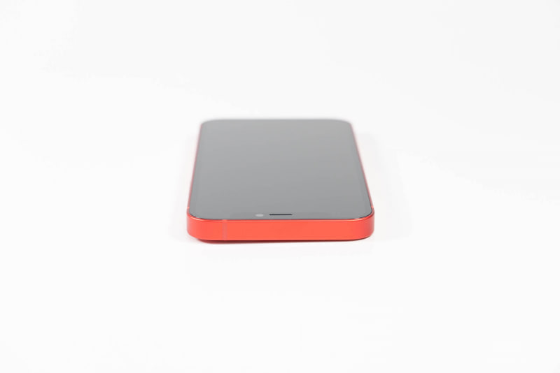 本体上部は何もなし。カメラ部の出っ張りが大きく平たい場所に置くと少し傾く