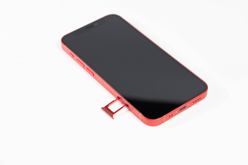 物理SIMはNano SIMカード1枚のみ。これに加えeSIMにも対応している