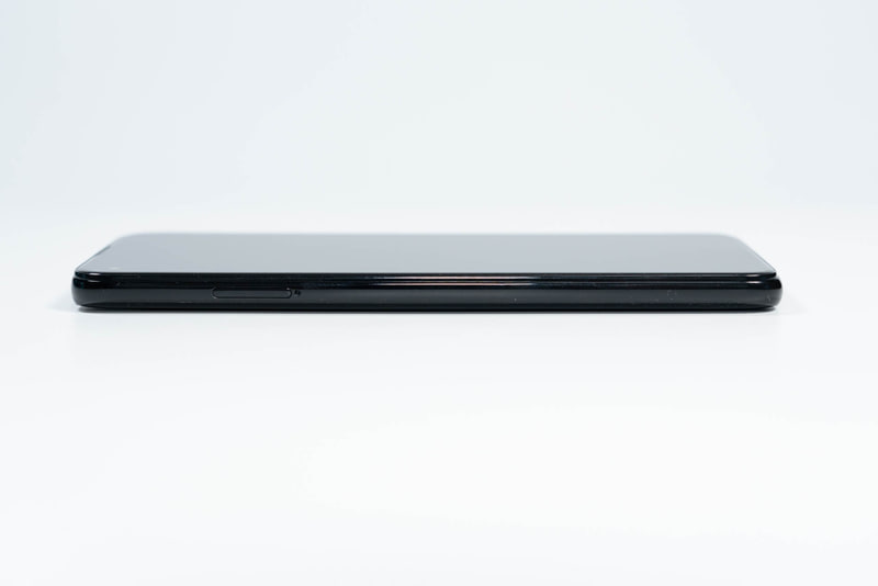 SIMスロットは本体左側