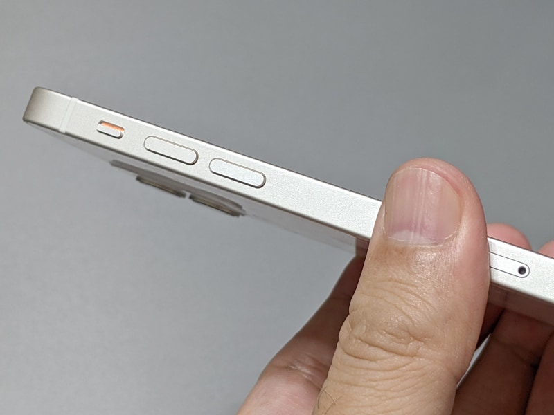 左側面はサウンドオン/オフスイッチと音量ボタン、SIMカードスロットを備える