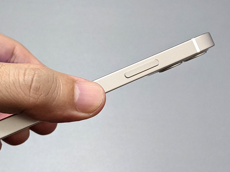 右側面は電源ボタンを備える。筐体側面が垂直にカットされたデザインも特徴