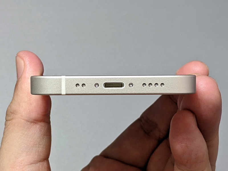 底面はLightningコネクタとスピーカーを搭載。筐体幅が狭いためか、スピーカー穴の数は上位モデルより少ない