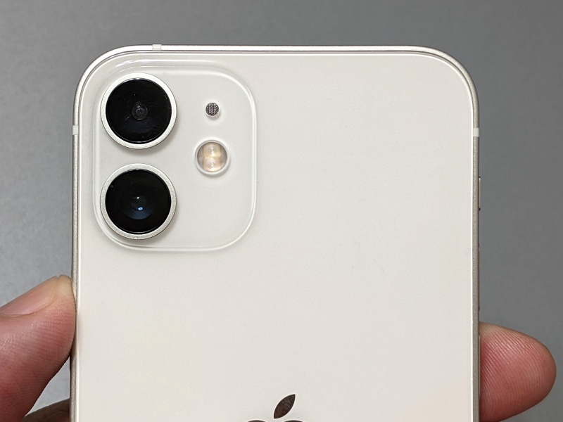 背面にはデュアルカメラを搭載。外見が酷似した初代iPhone SEと異なり、このカメラ部は背面から突出している