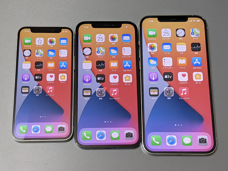 iPhone 12シリーズの各製品。左から、本製品、iPhone 12 Pro、iPhone 12 Pro Max。写真撮影の関係でiPhone 12ではなくProを使用しているが、正面の外観は同じだ