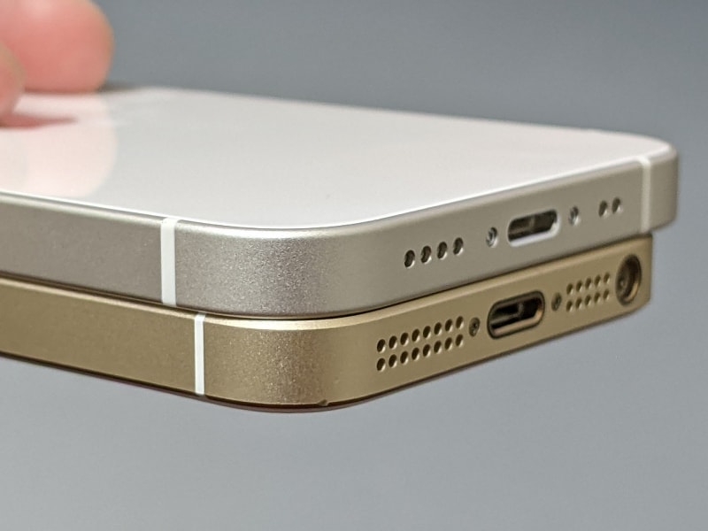 側面のデザインの比較。本製品(上)は初代iPhone SE(下)に酷似している