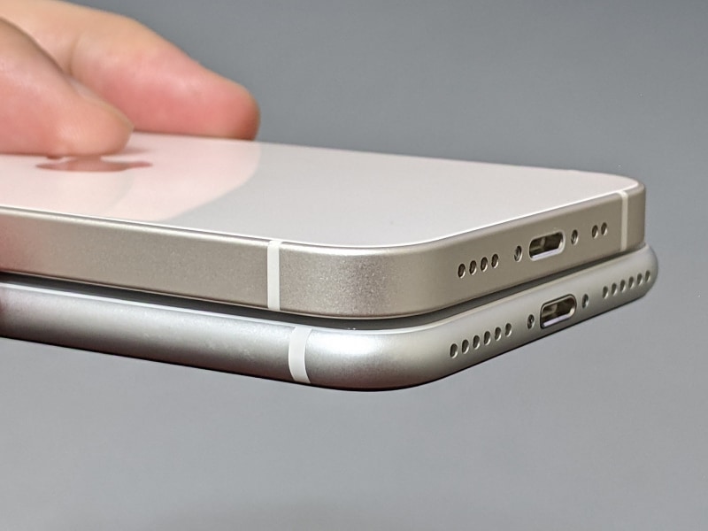 ラウンドフォルムを採用した第2世代iPhone SE(下)からはデザインが一新されている