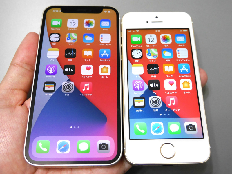 左が本製品、右が初代iPhone SE。天地サイズの違いは一目瞭然。アイコンも縦に5個ではなく6個並ぶ