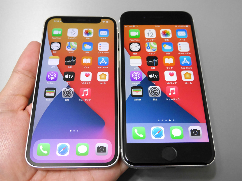 左が本製品、右が第2世代iPhone SE。ホーム画面に関してはアイコンが並ぶ数も同じく6個で、配置上はそれほどメリットはない
