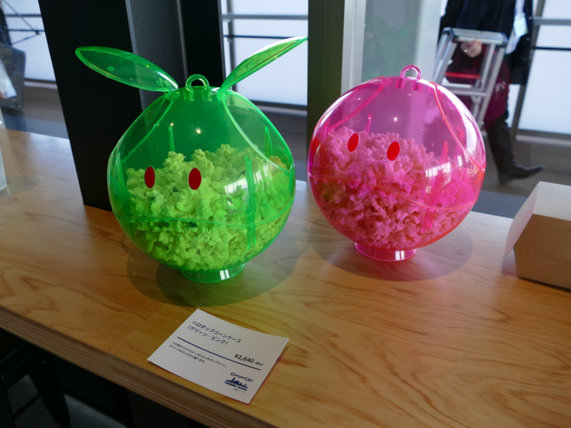 ガンダムカフェで提供されるハロポップコーンケース<br><span class="fnt-75">(C)創通・サンライズ</span>