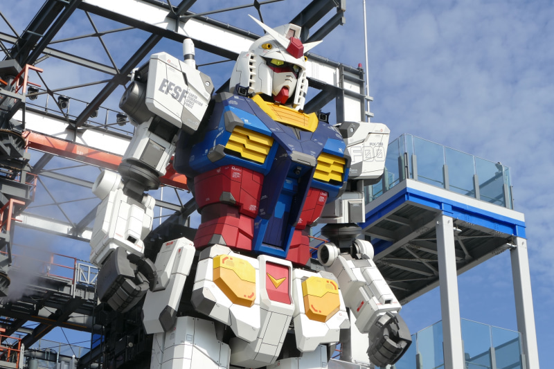 斜め下から<br><span class="fnt-75">(C)創通・サンライズ</span>