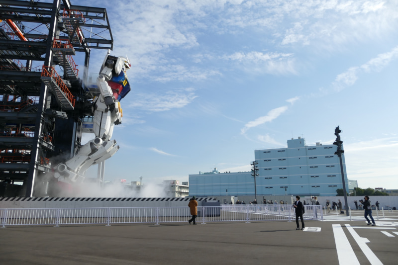 取材陣を見下ろすガンダム<br><span class="fnt-75">(C)創通・サンライズ</span>