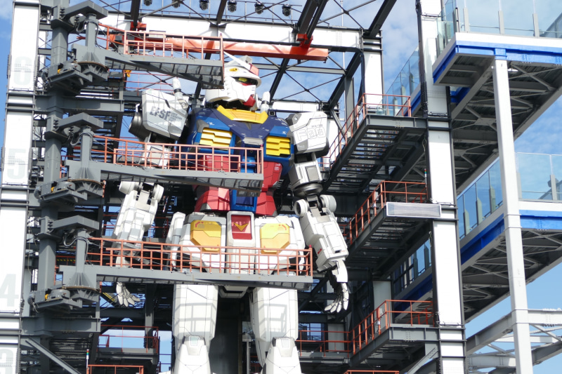 デモ終了後、格納されたあと、一度観覧デッキのほうを向く<br><span class="fnt-75">(C)創通・サンライズ</span>