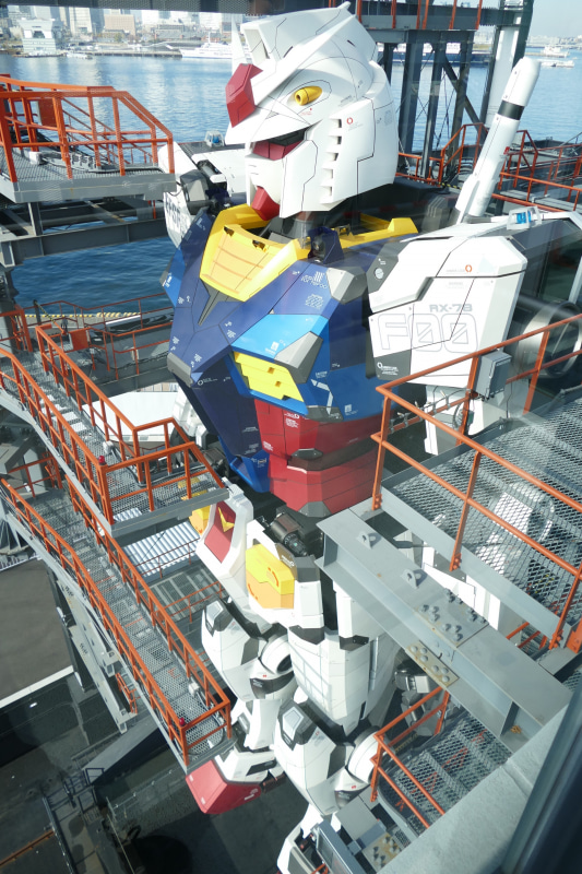 観覧デッキでは上からガンダムの足元を見下ろすことができる<br><span class="fnt-75">(C)創通・サンライズ</span>