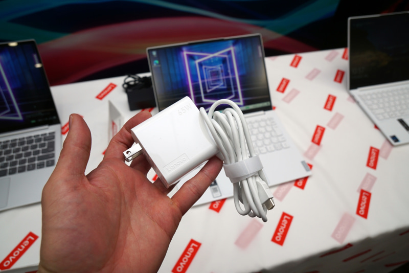 筐体の色に合わせた充電器