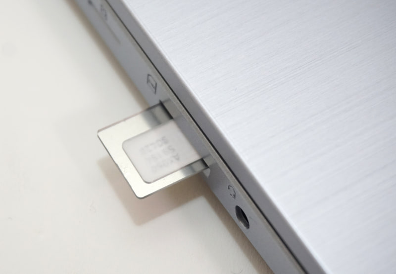 筆者のNano SIMをアダプタを使っって通常サイズのSIMカードに変換。スロット挿入後に自動で認識された