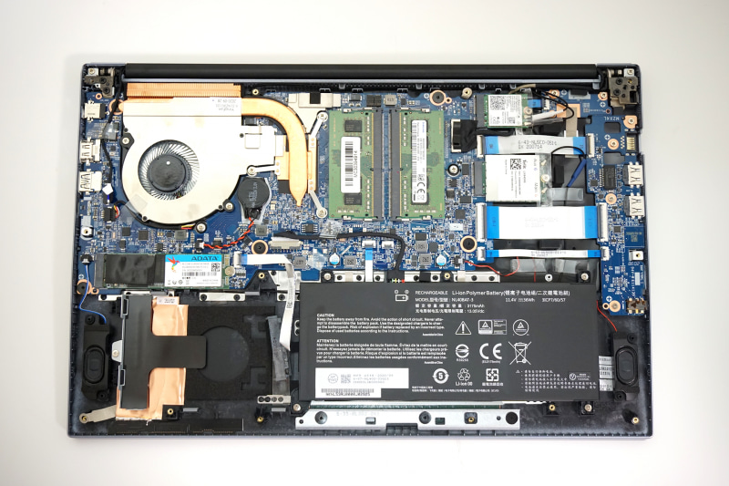 底面を外すとメモリスロットやM.2スロットなどにアクセスできる