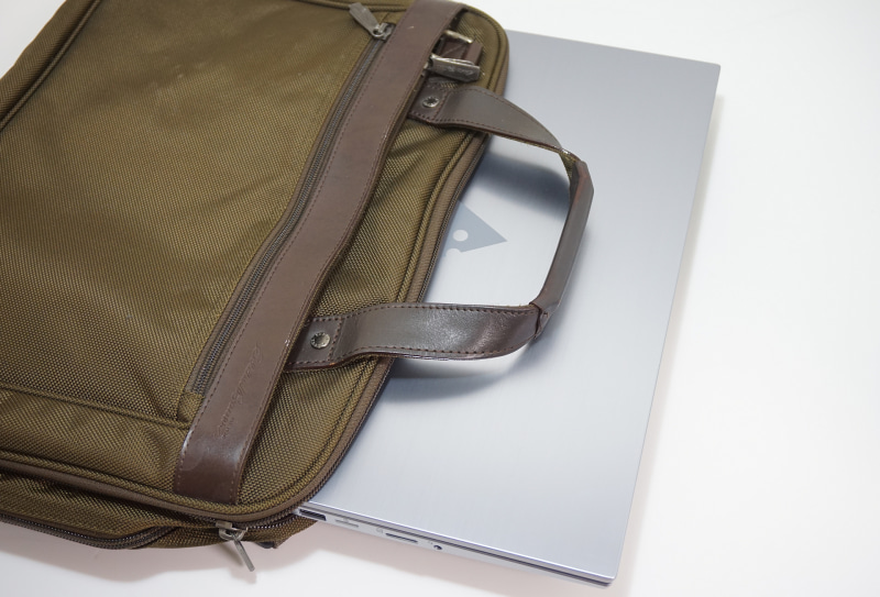 筆者がパソコンと一緒に書類を持ち運ぶためのバッグにも、簡単に収納できる