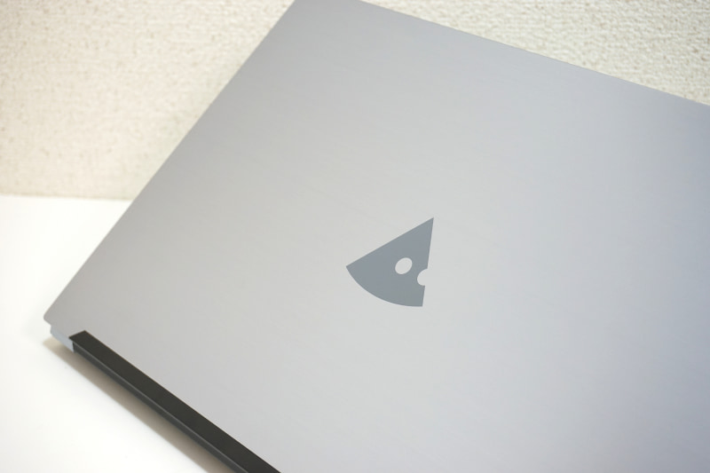 天板のデザインはシンプルで、質感のよいシルバーを採用する