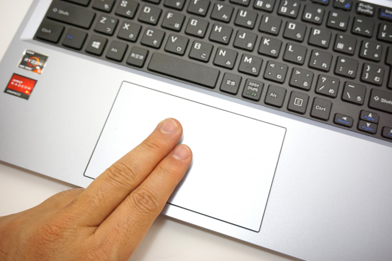 タッチパッドは、メインキーに合わせてやや左に寄った配置だ。カーソル移動で利用できる面積はかなり広い