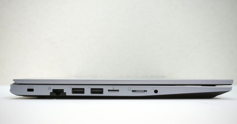 左側面にはUSB 2.0ポートや有線LANポートなどを備える
