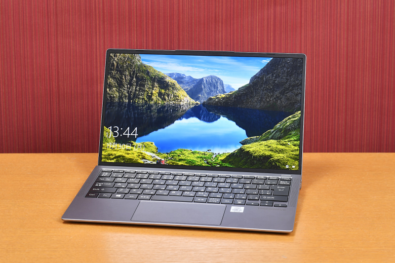 明るく視野角の広い液晶パネルを採用している