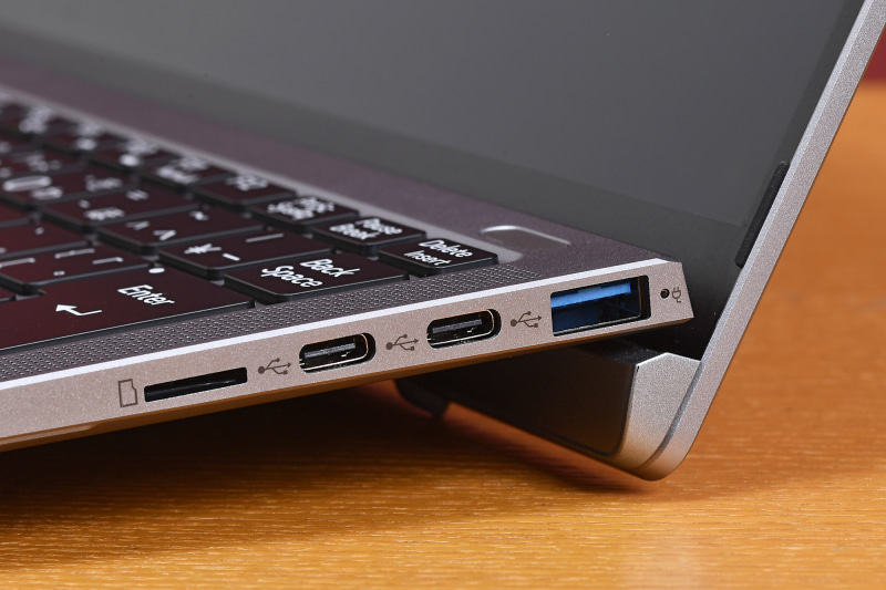 本体の右側面。写真左からmicroSDカードスロット、USB 3.0 Type-Cが2つ、USB 3.0 Type-Aが1つ