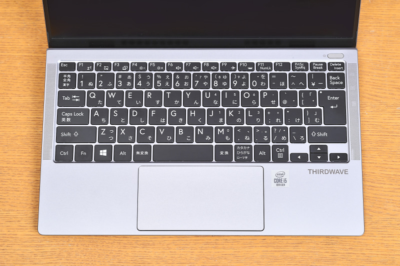 キーボードはクセのない配列。タッチパッドも大きくて使いやすい