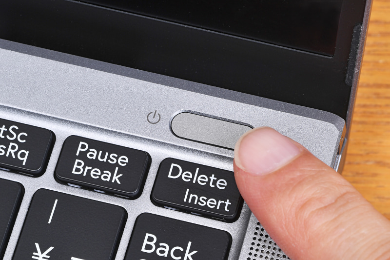 電源ボタンに指紋センサーが搭載され、Windows Helloに対応している