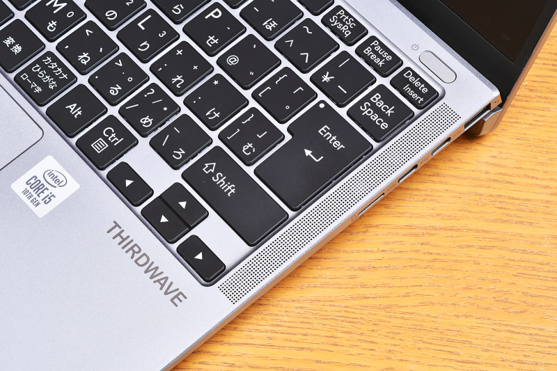 ノートパソコンでは右側のキーにしわ寄せがいく例が少なからずあるのだが、F-14ICは美しい配置。とくにEnterキー回りのキーのサイズや配置にムリがない