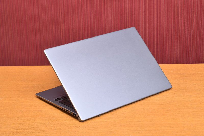 背面のデザインは奇をてらわずとことんシンプル。それが上質感につながっている